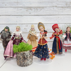 Жительница Белого Яра передала 60 кукол на выставку в библиотеку